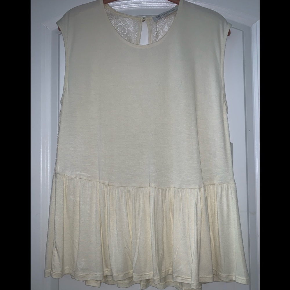 Daisy Fuentes top, great design, floral lace back